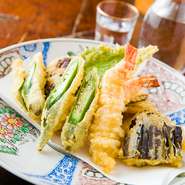 季節の魚介類や野菜を使った『天ぷら』は、見た目が美しくなるよう衣をつけ、食材ごとに揚げ方を変えています。盛り合わせはエビ、イカ、ナス、オクラ、しいたけ、大葉が基本。お一人様には少量の盛り合わせも用意。