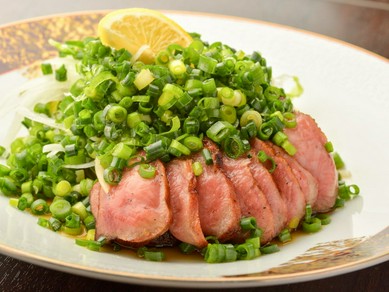 お酒のすすむ一品。自家製タレでいただく『たんタタキ』