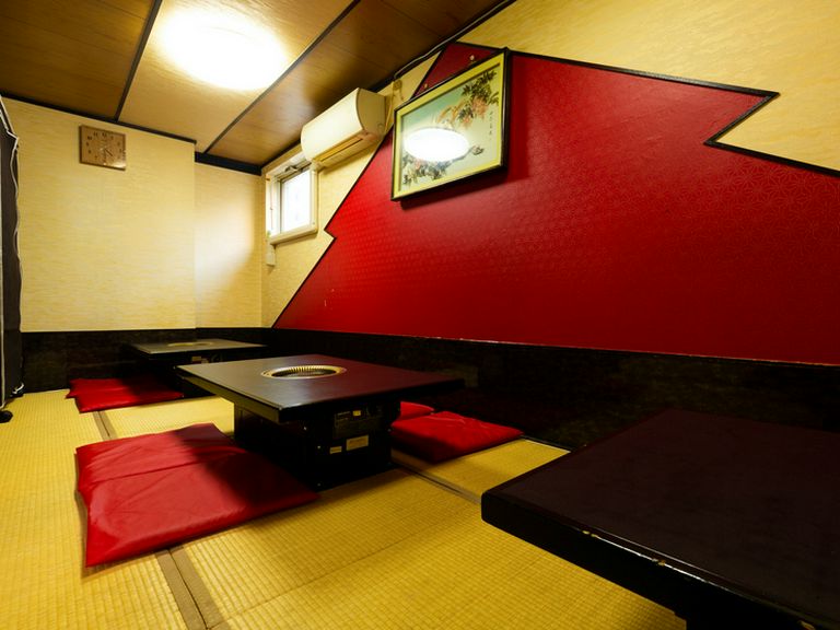 履き物をぬいで、ゆったりとくつろげる座敷を設置