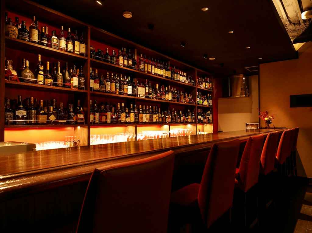 全席禁煙のショットバー。雰囲気のあるカウンターで楽しむ
