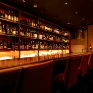 沈んだ赤がオーセンティックな雰囲気を醸し出すBARは、全席禁煙。ゆったりと配置されたカウンター席はデートにもオススメ。ゆっくり語らいながらお酒と料理が味わえます。