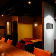 空間を活かした店内には、4人がけの座り心地の良いソファ席もあります。新宿からも近い場所にある隠れ家のようなBARでのひとときは、喧騒を離れてほっと寛げるような時間です。