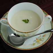 【BAR　木蓮】で出されるお通しはスープ。旬の野菜を中心にカボチャのスープやカリフラワーのスープなど日替わりで内容が変わります。お酒の前の1杯のスープは体はもちろん、心も優しい気分になります。