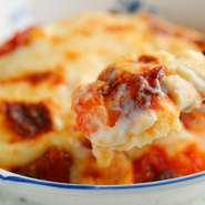 にんにくの香りが包む彩りの良い野菜をトマトで煮込んだラタトゥイユを手づくりのホワイトソースをたっぷり乗せ焼き上げたグラタンです。香ばしい香りとトマトのまろやかな酸味が食欲をそそります。