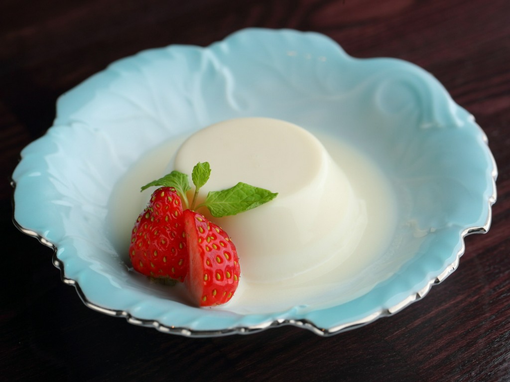 自家製の数種類の日替わりデザートを用意。生クリームのおいしさを閉じ込めた『ブランマンジェ』
