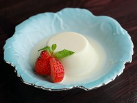 自家製の数種類の日替わりデザートを用意。生クリームのおいしさを閉じ込めた『ブランマンジェ』