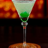 ウォッカベースの美しい彩りが人気の『雪国』。すっきりとした味わいと砂糖のの甘みが特徴です。また、カクテルは甘め、辛め、また好みのスピリッツだけ伝えれば気分に合わせたカクテルが目の前に運ばれます。