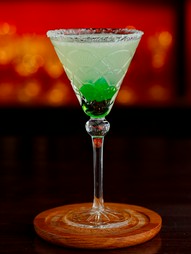 薄いグリーンの液体に沈むチェリー。雪が積もったような静かな雰囲気の日本発のカクテル『雪国』