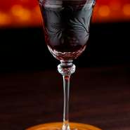 ジン、カシス、ドライベルモットの組み合わせ。すっきりとした味わいです。