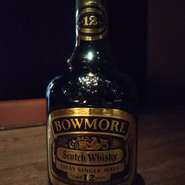 フルーティでバニラやバナナの香りの中にピートが感じられるボウモアです。
現行ボトルよりも厚みがあります。