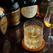 店に並ぶウイスキーは、10年以上かけて集めたコレクション達。今ではなかなか手に入らないボトルもあります。クリスタルガラスのグラスに注がれる琥珀の液体が煌めく様子は、オトナの時間を演出してくれます。