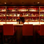 お酒と料理をゆっくり楽しんでもらいたい。そんな気持ちが伝わるようなさりげない静かなサービスがあります。会話の速度、トーンを邪魔しない心地良さが感じられます。