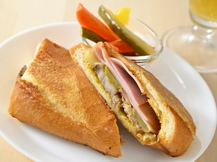 キューバサンドに欠かせない、柑橘の風味が効いたローストポーク