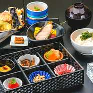 メインの天ぷら（エビ、ナス、アボガド、トマト）、焼き物（ギンポの柚庵焼き）、茶碗蒸しを蓋に配し、それを取ると6種の小鉢が覗きます。味噌汁は京都の『京桜味噌』。種類の多いお膳は味覚のバランスが見事。