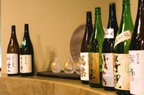 和食に合うのはやっぱり日本酒。さまざまな地酒がそろう