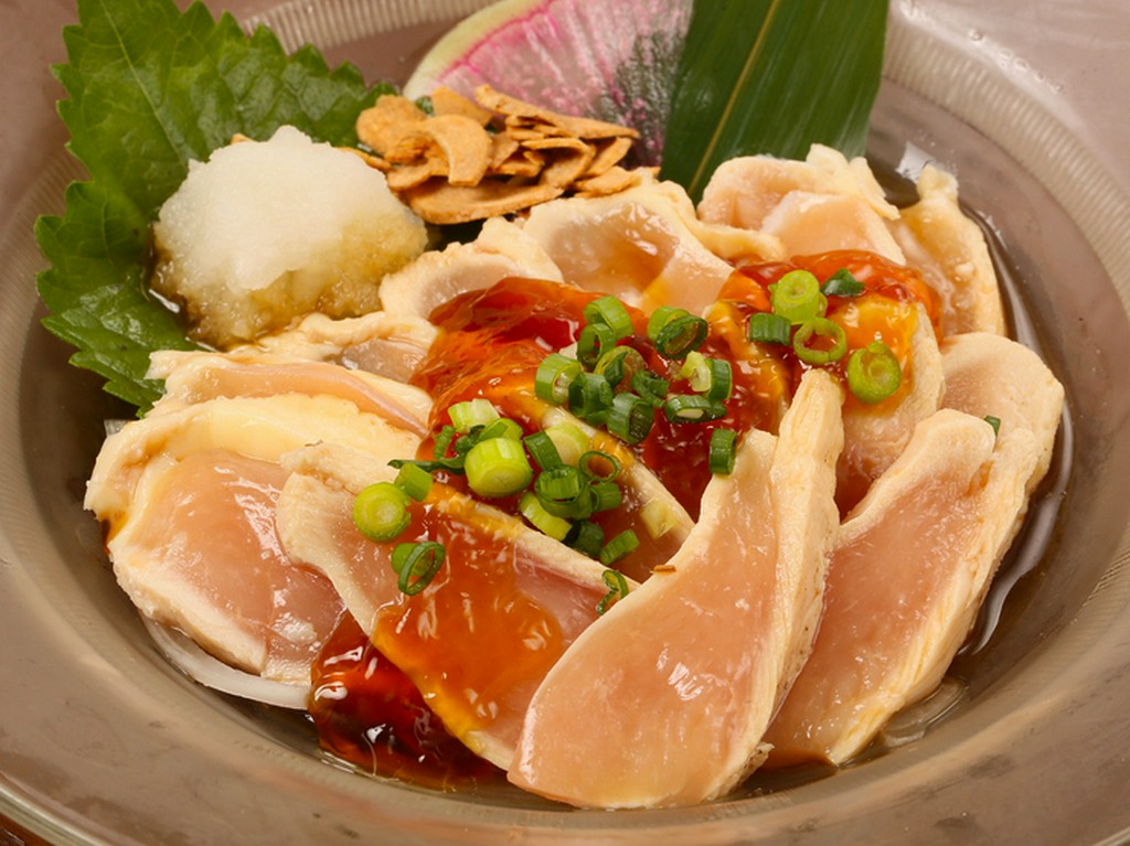 宴会のコースメニューで引っ張りダコ。国内産地鶏を使う『鶏ムネ肉のたたき』