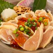 脂が少なめでさっぱりしたムネ肉は特に女性層に好評。爽やかなゆずが香るタレは、流れてしまわないようポン酢ジュレに。大根おろし、大葉、ニンニクチップと合わせて多彩な味覚の変化も楽しめます。