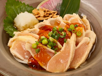 宴会のコースメニューで引っ張りダコ。国内産地鶏を使う『鶏ムネ肉のたたき』