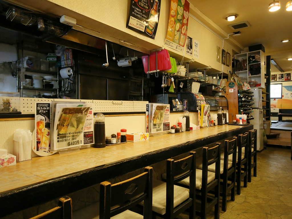 カウンター席では気軽な一人飲みもOK