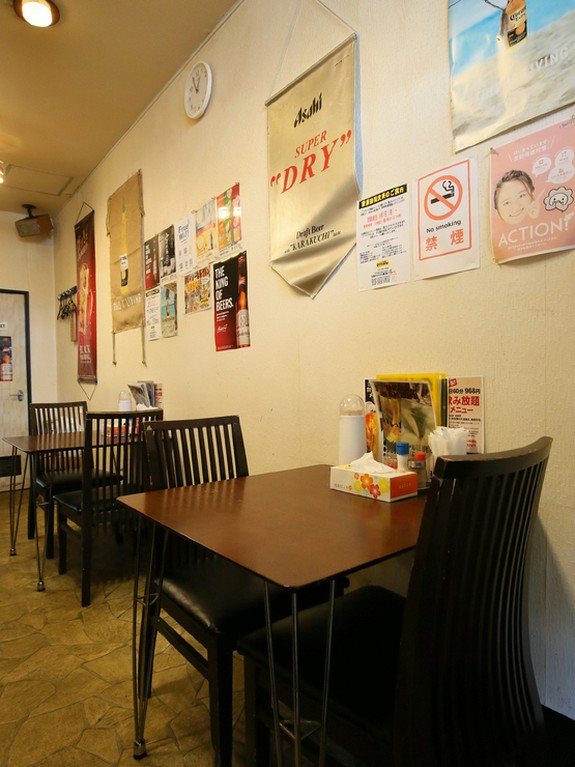 テーブル席は2人掛け。カップルでごゆっくり