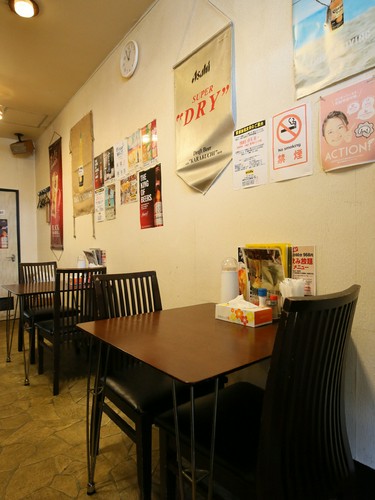 テーブル席は2人掛け。カップルでごゆっくり