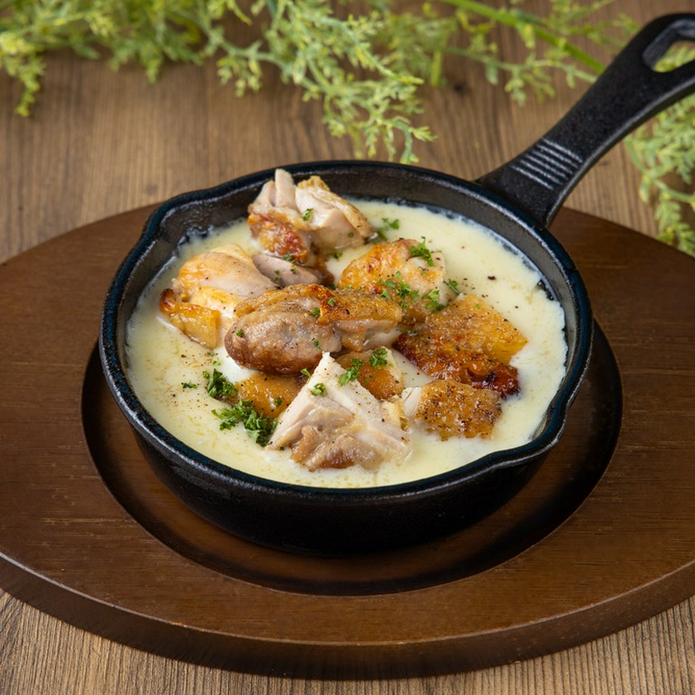 グリルチキンとチーズの相性は抜群『チーズの海に溺れるグリルチキン』