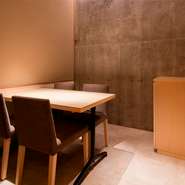 純和のつくりの店内には、4名用の洗練された個室も完備。落ち着いた雰囲気の中ゆったりと食事を楽しめ、接待などの会食やデート、記念日の食事に最適です。