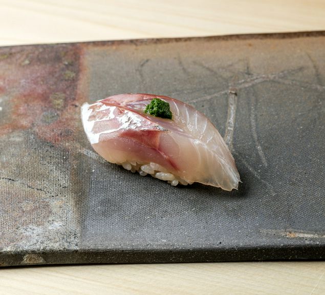 料理を引き立てるお皿には、自然を活かした素材を使用