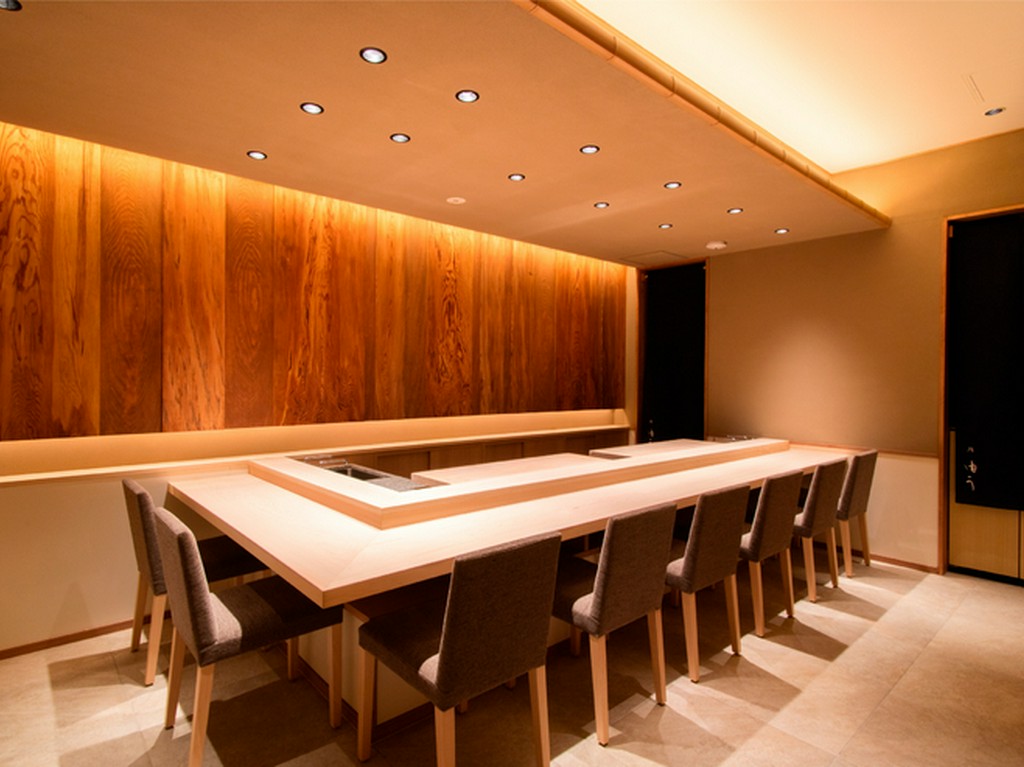 二人の時間を大切にできる、距離の近いカウンター席