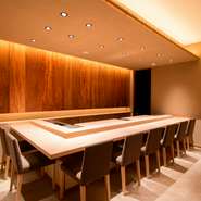 カウンターで大将と会話しながら、ソムリエ厳選のワインや日本酒のマリアージュを楽しむ大人のデートに。おいしいものが食べたい時の普段使いから、記念日など特別な時まで、ニーズに合わせて使えます。