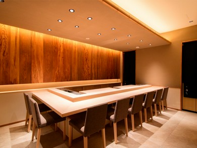 二人の時間を大切にできる、距離の近いカウンター席