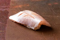 湯引きして昆布〆にし、皮目のやわらかさを活かした春子鯛は、一貫目に登場。切り目も美しく、端正なフォルムが寿司のレベルの高さを物語ります。淡白ながらも味わい深く、シャリと一体化すると繊細な味わいに。