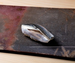 きっちり塩をし、酢で締めて、ヒカリモノならではの旨みを引き出した『小肌』