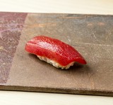 生のマグロにこだわって厳選した、風味豊かな『マグロ赤身』