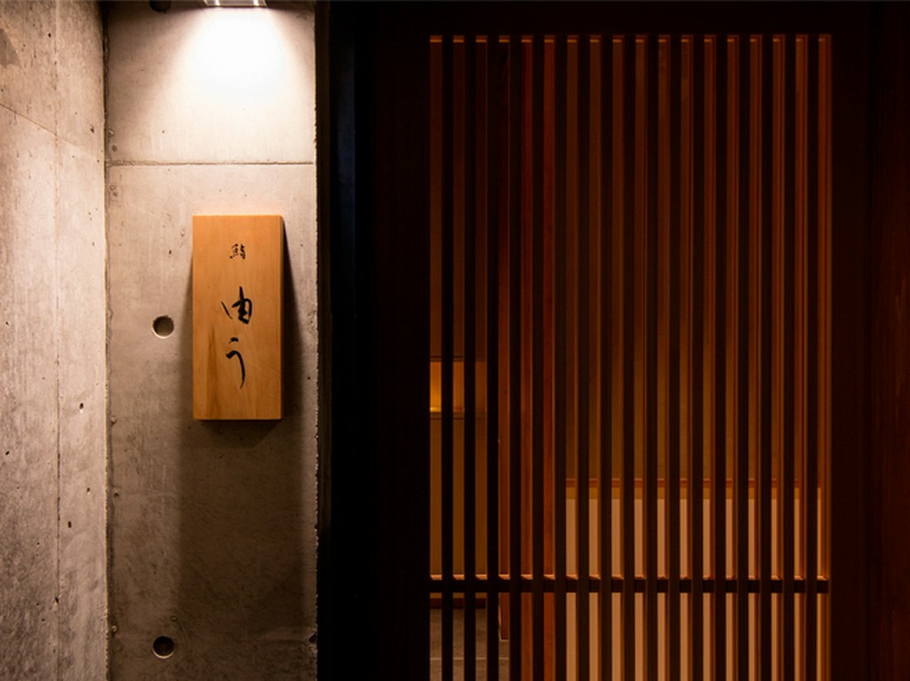 ビルの地下にある、隠れ家的な店