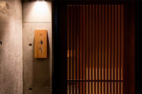 ビルの地下にある、隠れ家的な店