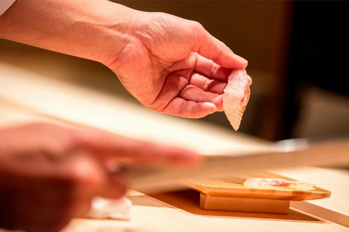 エンターティメントあふれる大将の接客も魅力の一つ