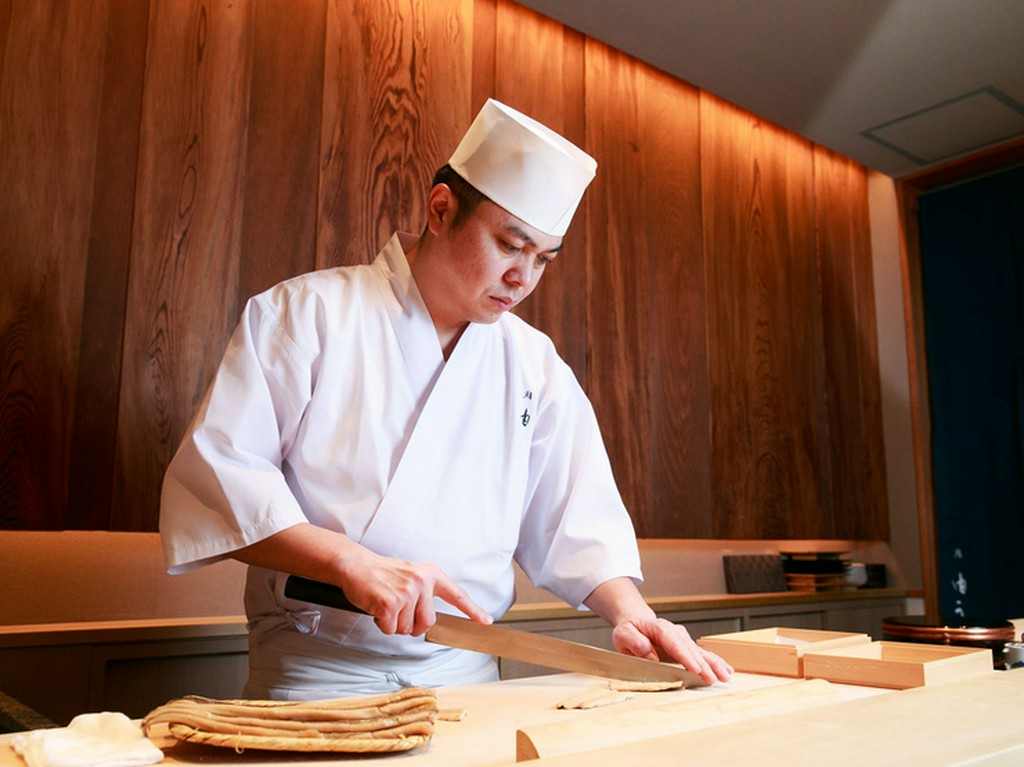 目で見て楽しめ、食べておいしい職人技でつくる寿司