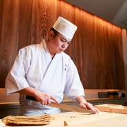 「お客様にとことん楽しんでいただく」が大将のモットー。伝統を尊重しながらも、既成概念にとらわれない自由な発想で、日本が誇る寿司文化を更に進化させた寿司を提供してくれます。
