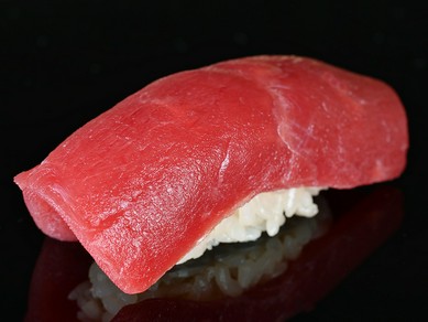 しっとりとした生鮪と、粒の際立ったシャリが口の中でほぐれる『握り　鮪』
