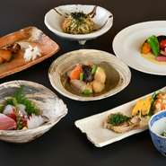 店主が豊洲市場に毎日出向き、その日一番の旬食材を目利き。多彩な素材で彩る8品前後の『おまかせコース』で披露しています。季節の移り変わりをより繊細に表現した、2週間替わりの献立が食通たちに評判。