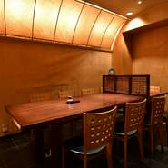 恵比寿南2丁目に1992年に創業以来、幅広い年代のゲストを魅了し続ける店。本格的な日本料理を供しつつ、敷居の高くないアットホームな雰囲気。和紙の間接照明が優しい空気感を醸し出し、落ち着いてくつろげます。