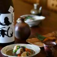酒肴の愉しみを深める、日本各地の銘酒がずらり。山形「上喜元」、宮城「伯楽星」、新潟「八海山」をはじめ、店の料理にきれいに寄り添う地酒が集い、入れ替わり銘柄も登場。焼酎も幅広い味わいが揃います。