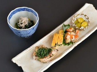 インパクトに富む一皿からコース料理が開幕『付きだし5点盛り』