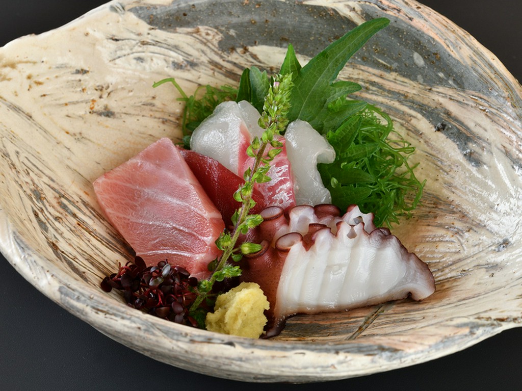 天然物のみ! その日一番の鮮魚を盛り合わせる『刺身3点盛り』