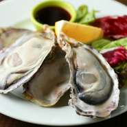 穏やかな潮の流れの中で育つ広島県産生牡蠣は旨みが濃厚。店では大ぶりの殻付き生牡蠣を瞬間冷凍しているので、年間を通じておいしい生牡蠣が食べられます。白ワインとの相性も抜群です。