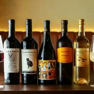 ワイン輸入業者が【nonna　ノンナ】の料理に合わせて選ぶワイン。フルーティーな白、爽やかな泡、飲み応えのある赤がワインセラーに多数常備されています。コストパフォーマンスの良さにも注目。