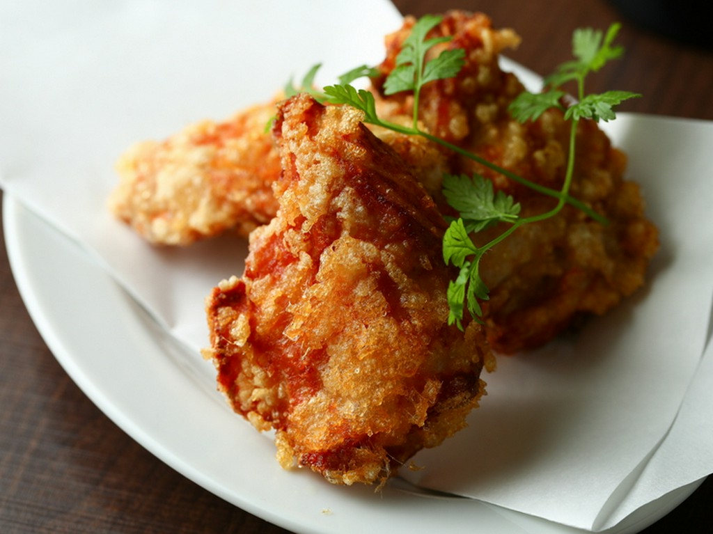 ここに来たらまず食べたい、秘伝のタレが効いた『鶏モモ肉のから揚げ』1個