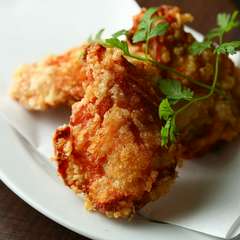 ここに来たらまず食べたい、秘伝のタレが効いた『鶏モモ肉のから揚げ』1個