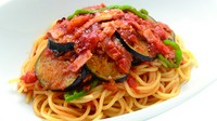 ナス、ベーコン、ピーマンの辛いトマトパスタ。
